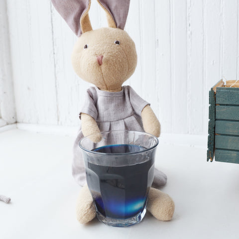 Juliette is dyeing her egg blue!