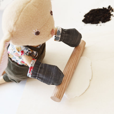 Annicke Rabbit rolling clay